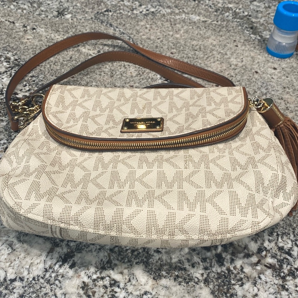 Fabulous bag with zippered top to keep your valuables away from sticky fingers.